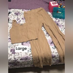 Women’s large 2 piece set.